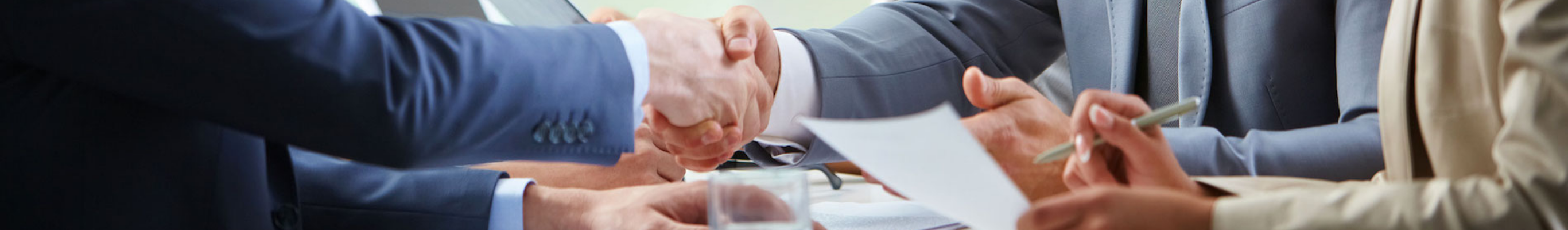 immagine illustrativa stretta di mano